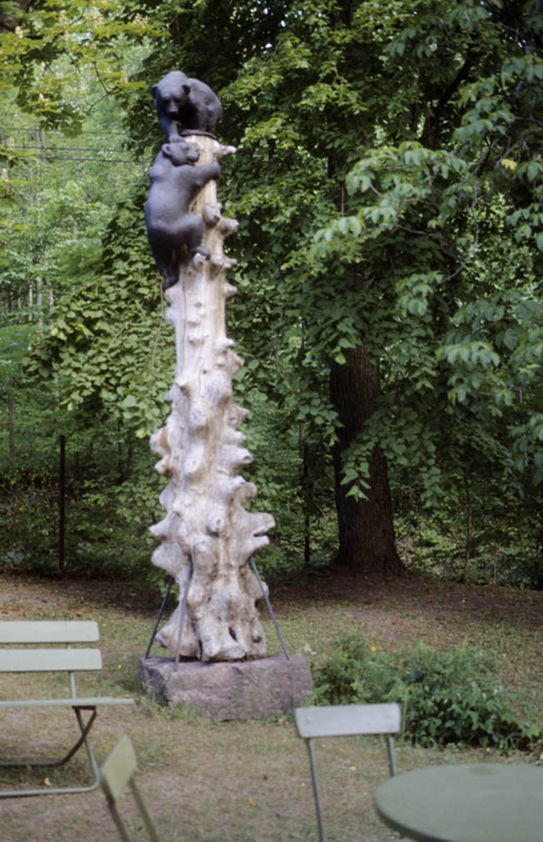 Asker Museum, forsommeren 1996. Hagen:Skulptur av to bjørner som klatrer i et tre