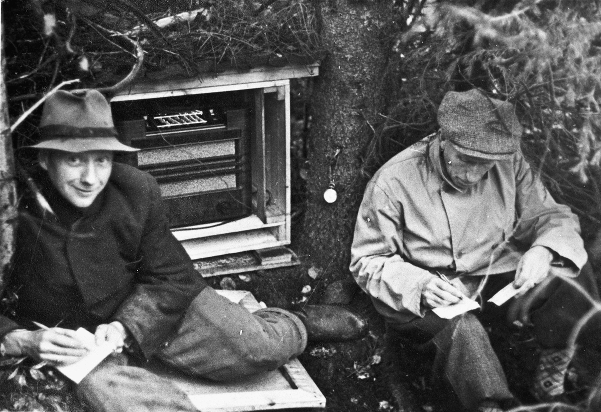 Å lytte på radio var forbudt. Bilde tatt høsten 1944. Fv. Røen, Nordanger og Lars Bry.