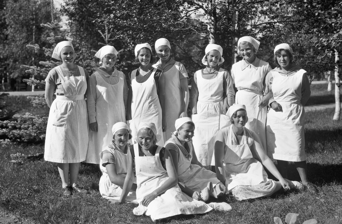 Gruppe jenter i hvite uniformer.