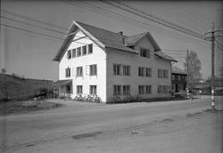 2 hus. Huset bak rommer Lena Nøvik og Sørum Sparebank. I hus
