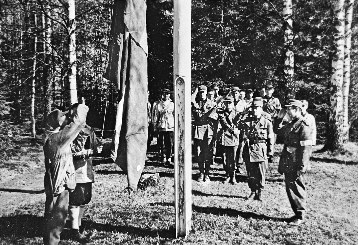 Hjemmestyrkene heiser flagg. Enten 17. mai eller 7. juni 1945.