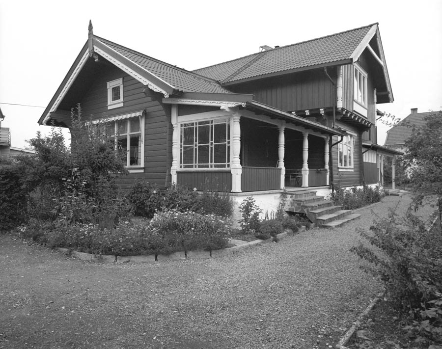 Bolighus i Slettaveien 2. Bygget som visningshus for Strømmen Trævarefabrik A/S og bebodd av fabrikkens direktør Christen A. Segelcke fra 1897.