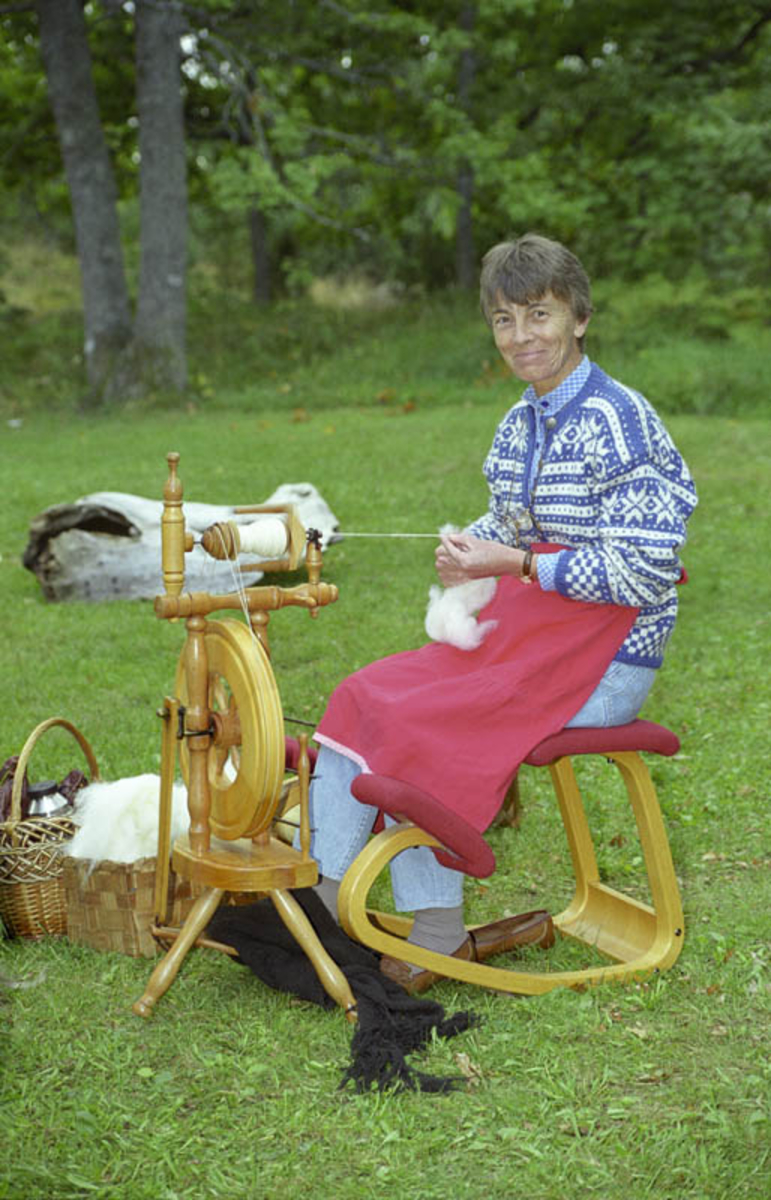 Håndverkeruke med Kulturringen på Follo museum, sept `98. Kvinne som spinner. 