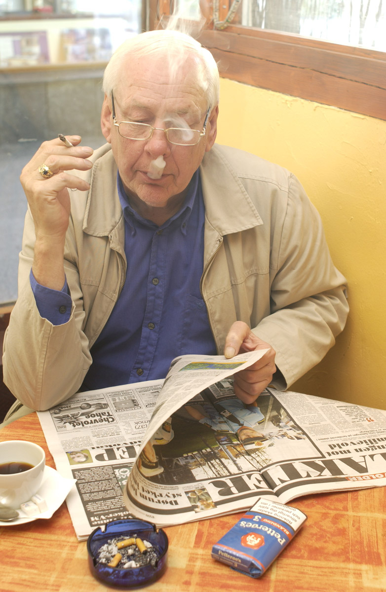 Kafegjest med kaffe, avis og røyk Franske Café Ski gågate