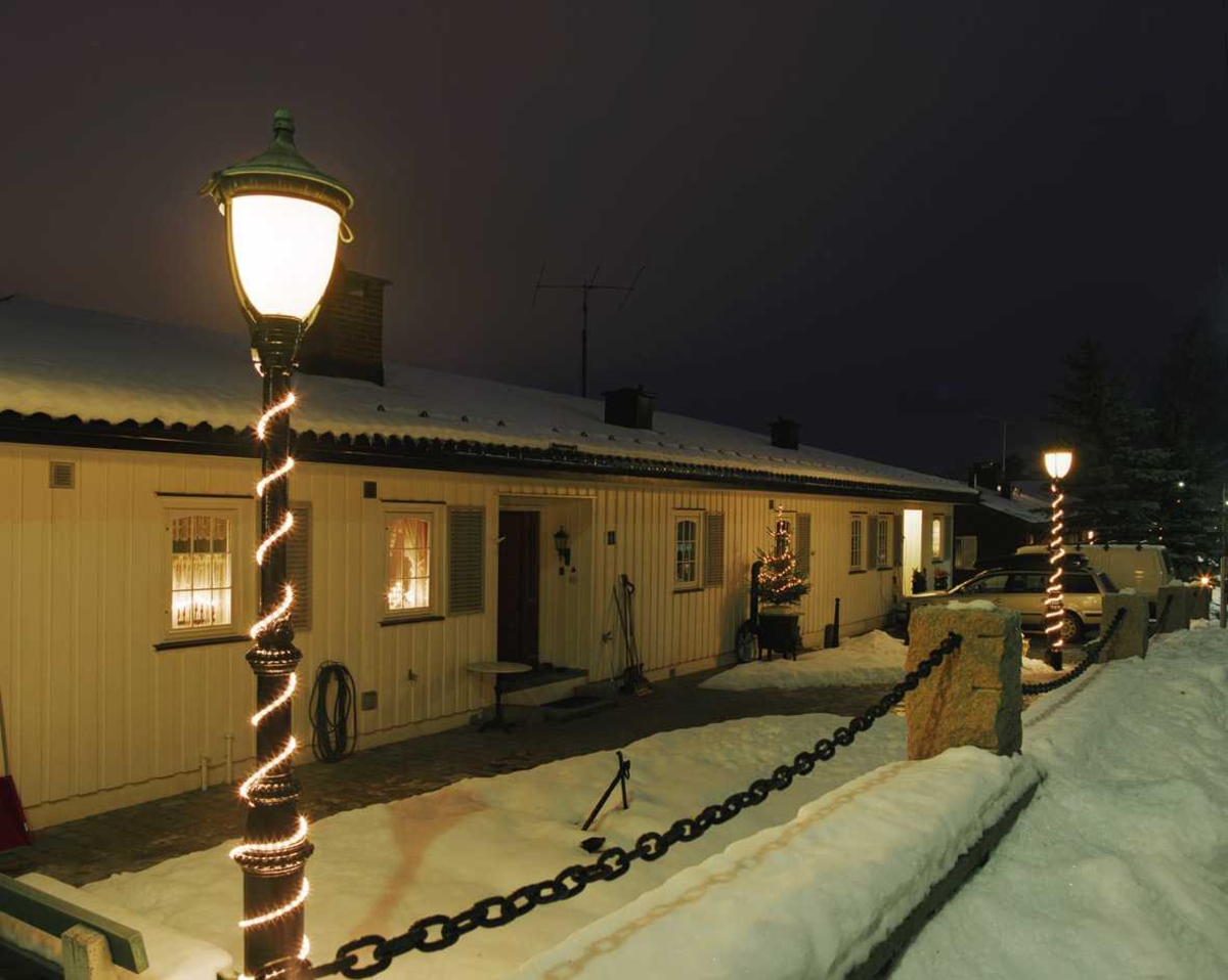 Julebelysning

Hvit lysslange rundt lykte og hvit lyslenke på liten gran ved husvegg ved tomannsbolig