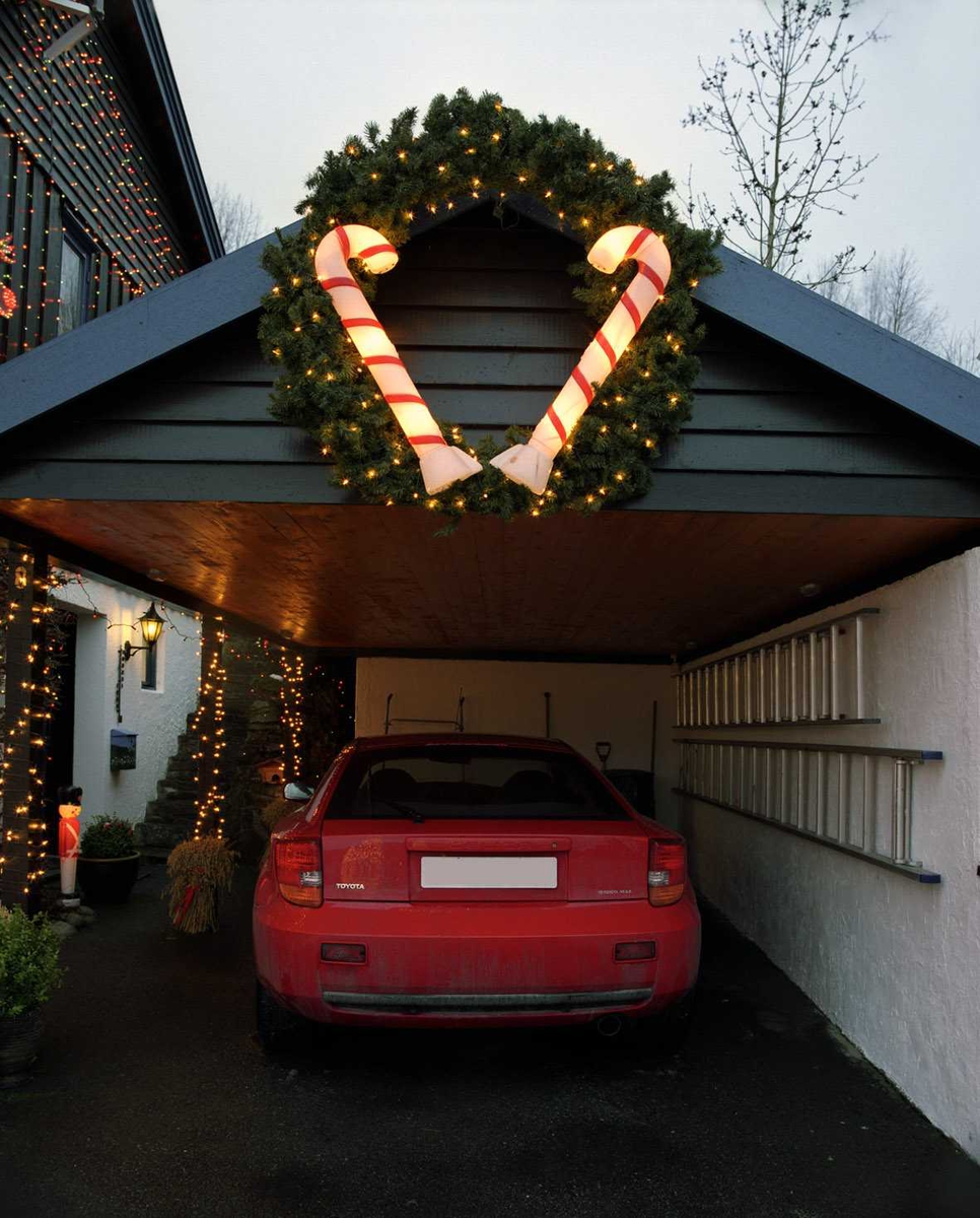 Julebelysning

Fantastisk julebelysning på enebolig. Krans med flerfarget belysning og lysende sukkertøy på garasje.