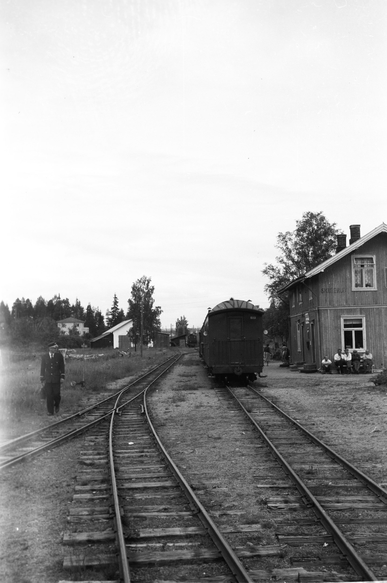 Skulerud stasjon. Tog til Sørumsand står klart i spor 1.
