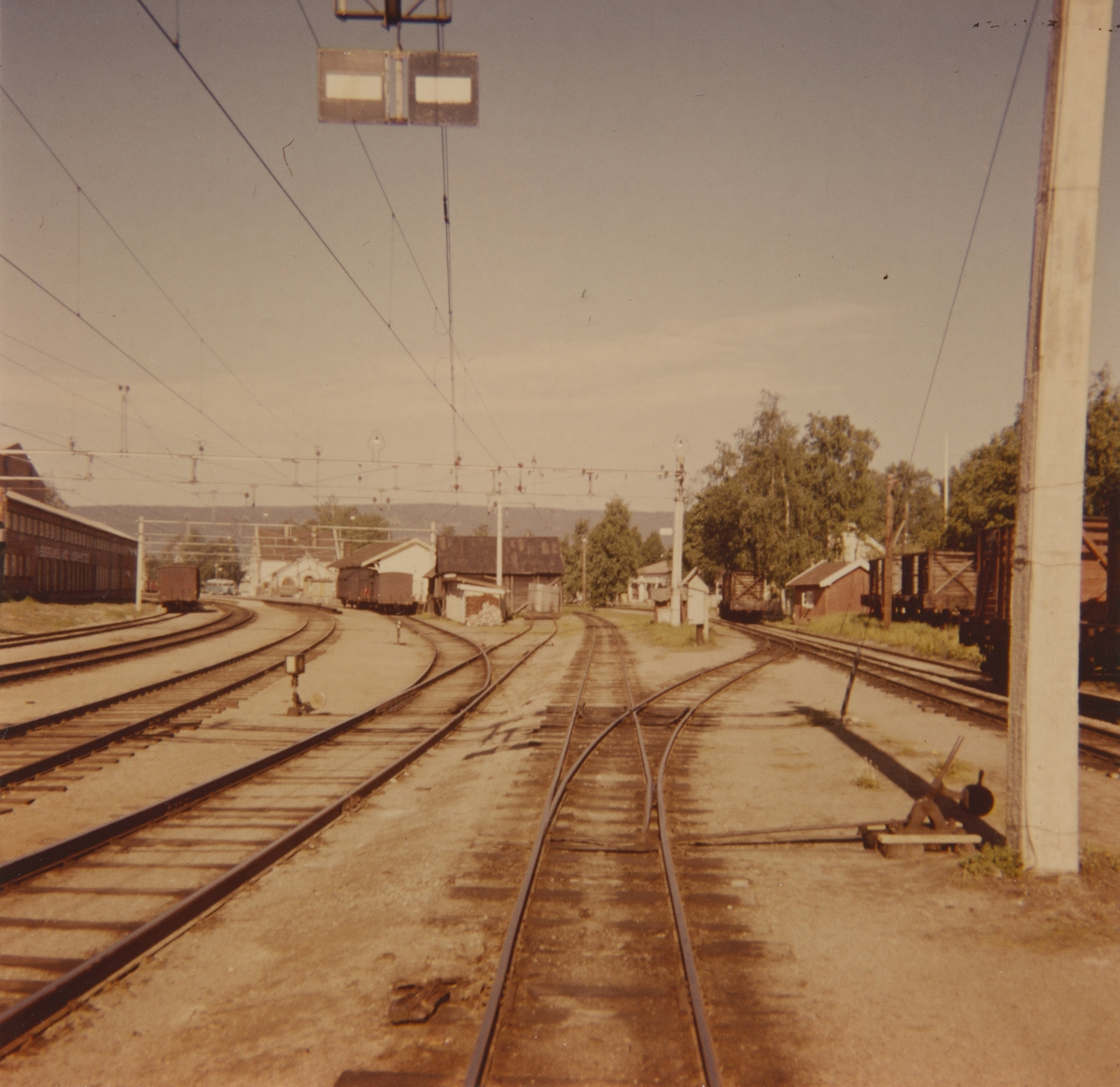 Omlastingsområdet på Sørumsand stasjon med diverse normalsporet og smalsporet godsvognmateriell.