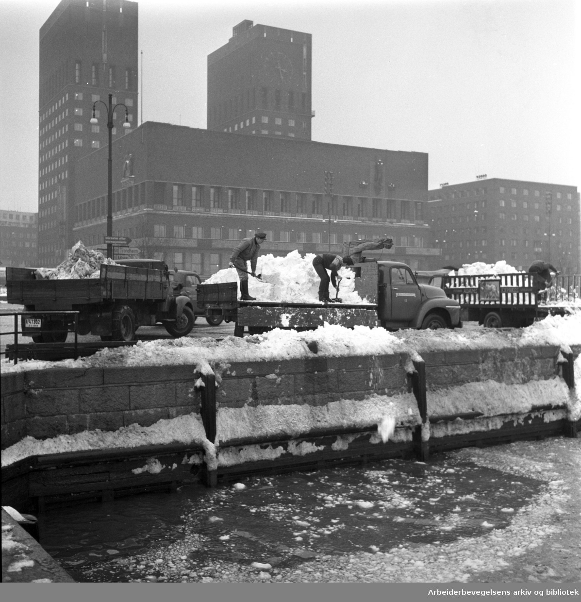 Snøen tømmes i sjøen ved Rådhuset,.vinteren 1960.