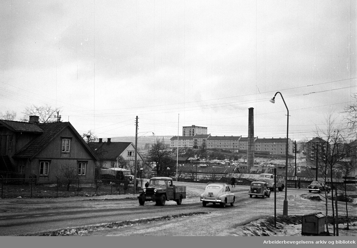 Grenseveien - Økernveien på Hasle med Hovin Tegleverk i bakgrunnen,.1957.