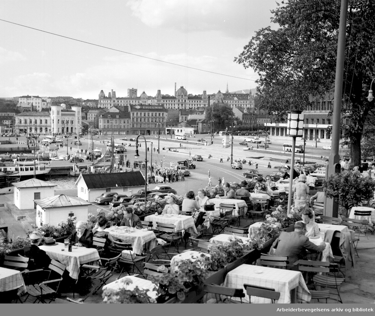 Skansen restaurant med Rådhusplassen i bakgrunnen,.august 1954