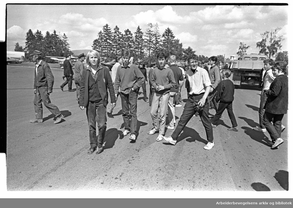 The Rolling Stones ankommer Oslo, via Fornebu flyplass, 23. juni 1965