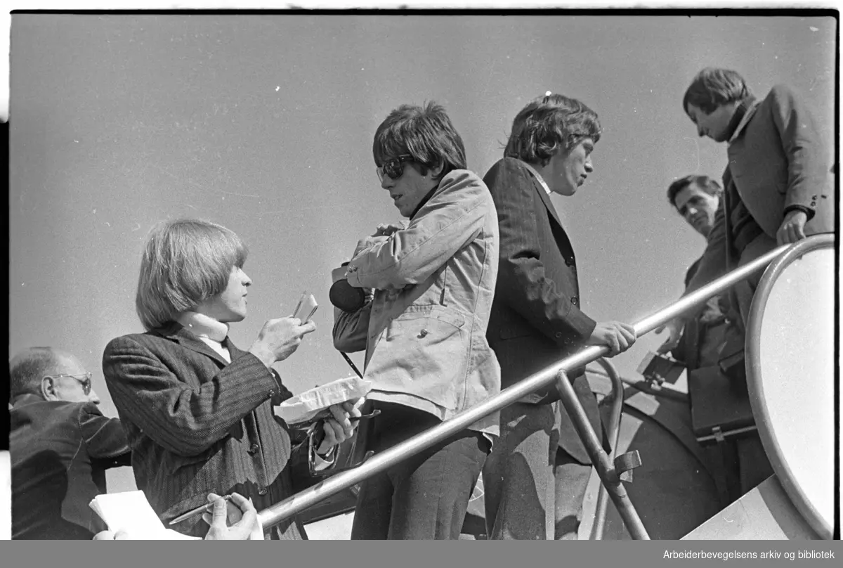 The Rolling Stones ankommer Oslo, via Fornebu flyplass, 23. juni 1965