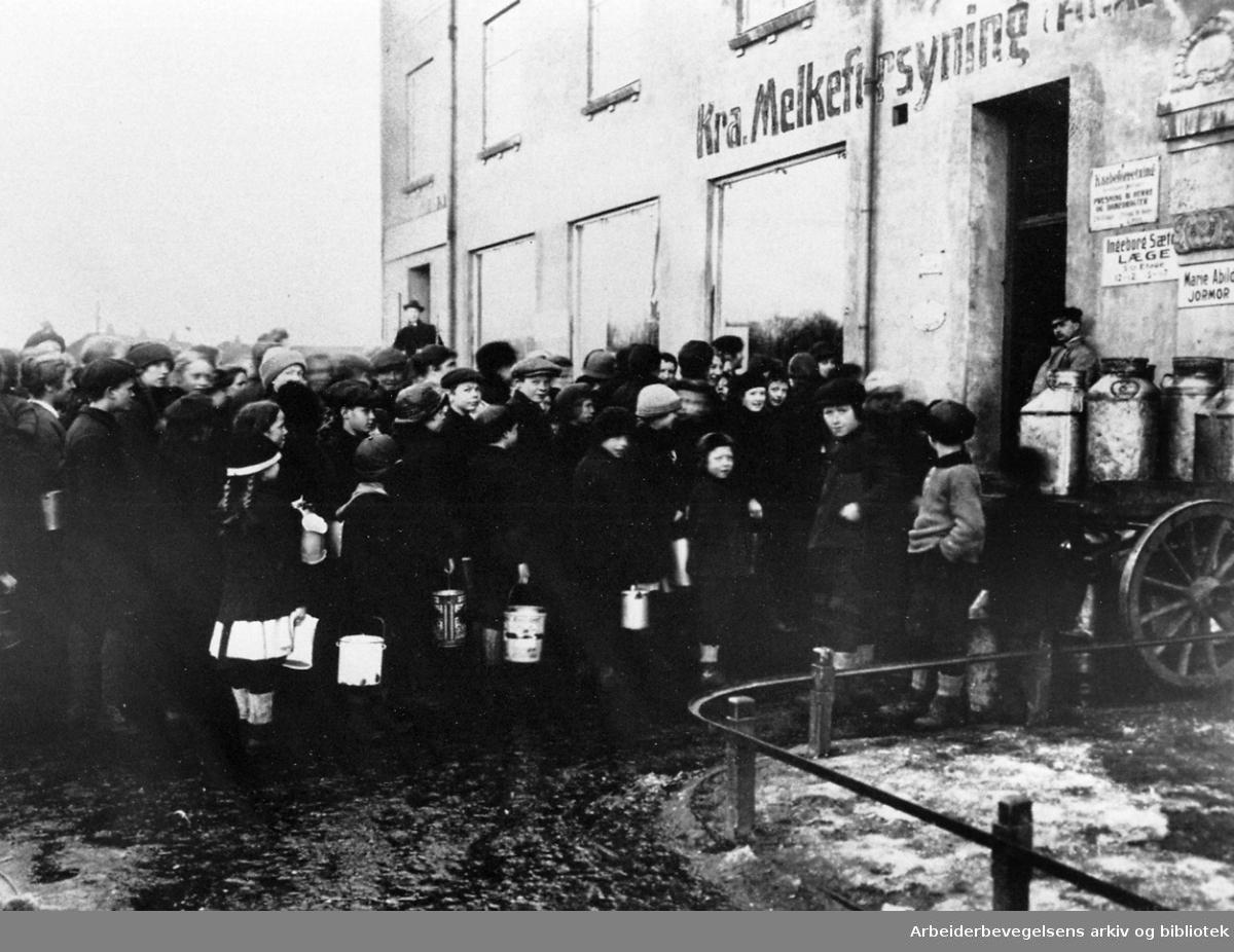 Kø foran Kristiania Melkeforsynings utsalg i Kierschows gt. 7, .1915