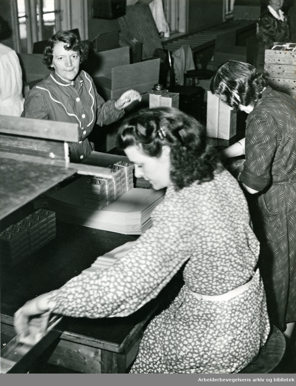 Pakking av sigaretten Frisco, pakkeriet ved Langaards Tobakkfabrikk,.april 1954