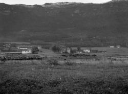 Langset gård til venstre.