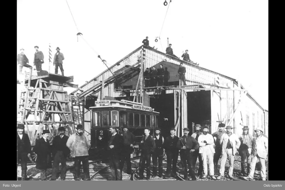 Holmenkollbanens vognhall med arbeidere og liten sporvogn foran, Majorstuen stasjon