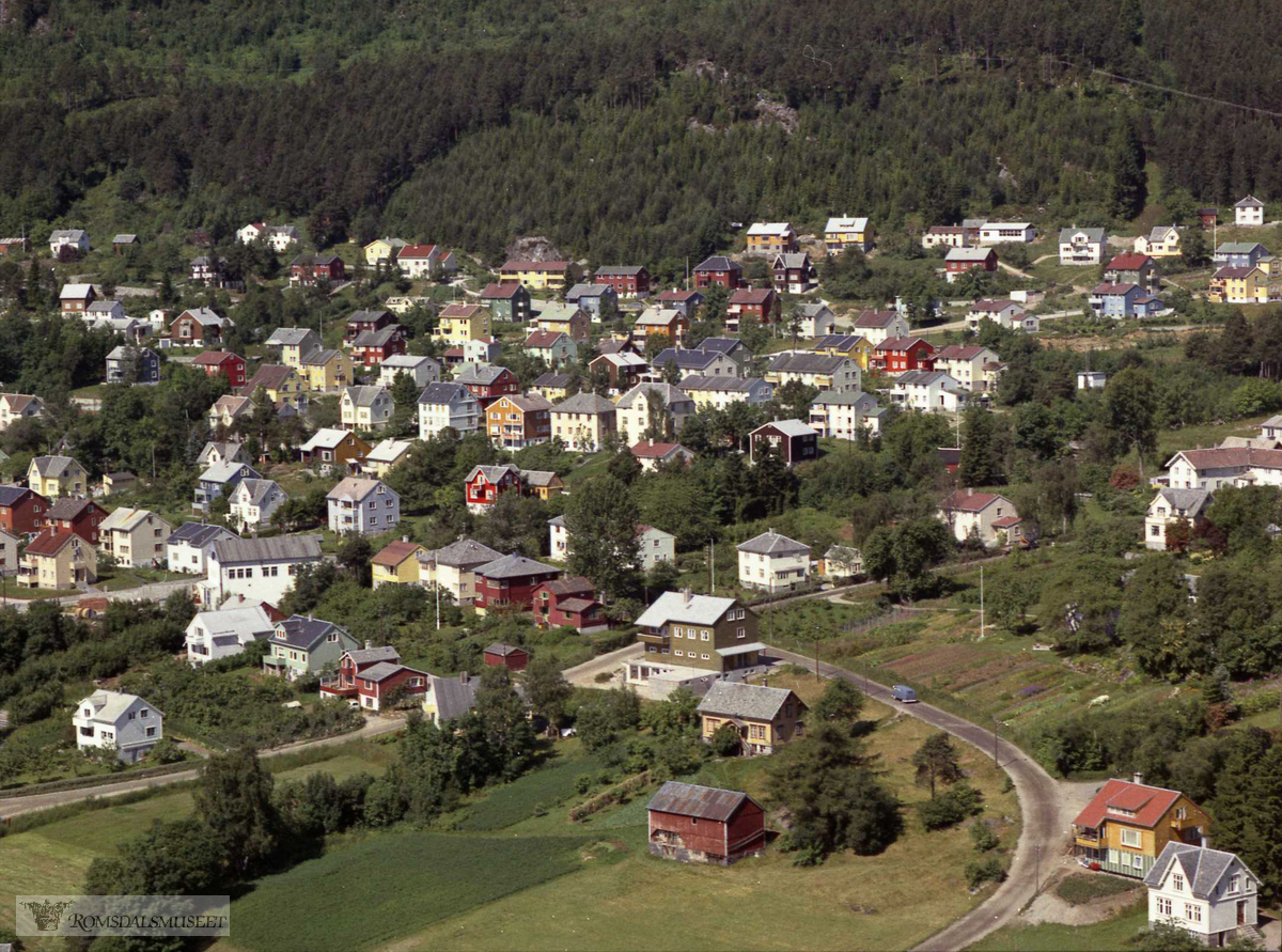 Nåsbakken, starten på Moldeliveien. Nås nederst i høyre hjørne, på venstre side av veien Vangen..Øverst i høyre hjørne ser man Sagatun. Gården til Erlandsen familien. De bodde på Vangen rundt 1910 og kjøpte senere området Sagatun (rundt 1915)