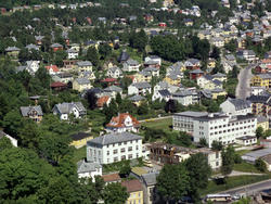 Høvding konfeksjonsfabrikk, Sommerschildhuset med rødt tak m