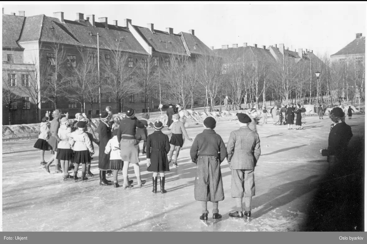 Barn i skøyte-lek på lekeplassen vest i Torshovparken. Bebyggelse langs Christies gate (nåværende Per Kvibergs gate) i bakgrunnen.