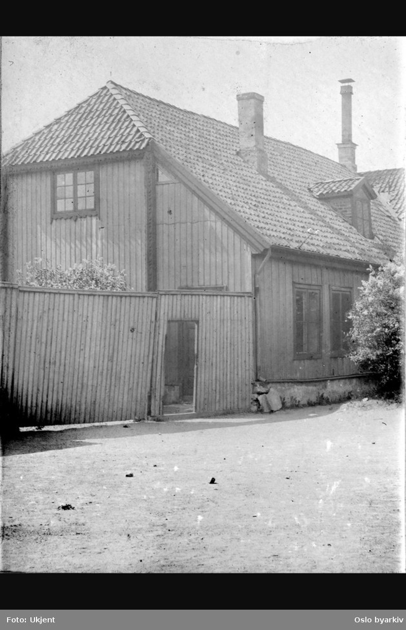 Bygning (våningshus) på Vålerenga hovedgård. Hjaltlandsgata 1. Bildet er datert 8/6-03.