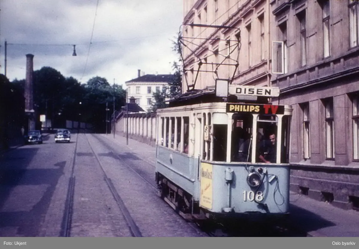 Oslo Sporveier. Trikk motorvogn type SS nr. 108 (fra 1914) mot Disen, ekstravogn, her i Toftes gate.