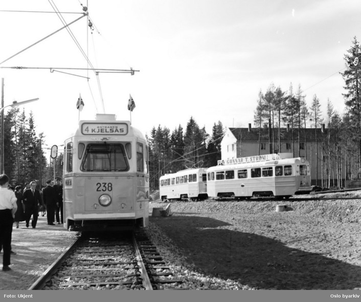 Oslo Sporveier. Trikk motorvogn 238 type Høka MBO på linje 4, Bergkrystallen-Kjelsås, på Lambertseterbanens åpningsdag 28. april 1957.