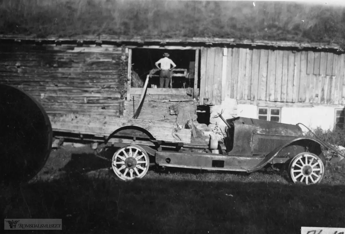 Tresking i Moen. Treskeverket er et gammelt Nidaros som blir drevet med reim frå en ombygd....American Six personbil, mod.1919. ....
