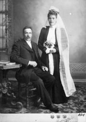 Brudebilde av: Johannes Jonsen Bugge f.1876 og Ingeborg Lars