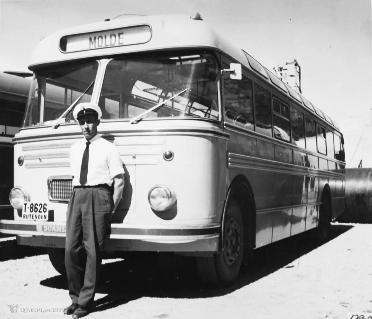 T-8626 er en Scania-Vabis B71, 1958-modell. Karosseriet ble bygd i lettmetall hos Vestfold Bil & Karosseri (427), Horten. Bussen ble fra 1963 overtatt av Eira-Eidsvåg Billag. I 1975 ble den solgt til Ålesund, er bevart som veteranbuss..Gisle Kalset framfor nybussen til Eidsvåg Auto. .Bussen hadde 41 seter..Gisle fikk æren å kjøre jomfruturen til Molde-