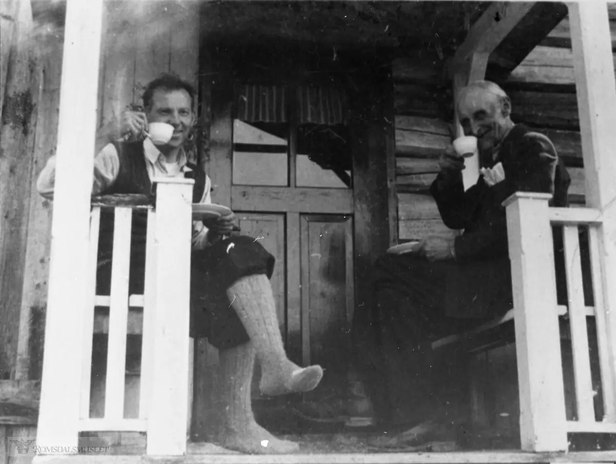 John Hammervoll og Knut O. Eidsvåg "Hauarabbin" drikk kaffe på trappa i Ljøsmyra