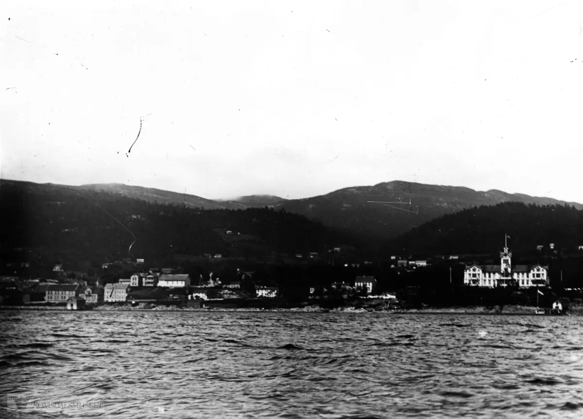 Molde i panorama sett fra Sør..Molde sett fra sjøen, Grand Hotell, Pareliusgårdene