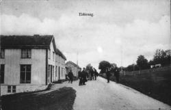 Eidsvåg sentrum sett vestover..Til venstre Hurlens bakeri og