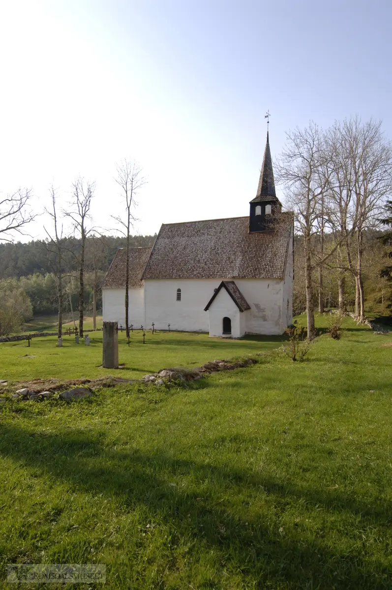 Veøy kirke. .Fra seminar "grubleseminar" med tverfaglig gruppe fra flere museer og institusjoner..(Se Romsdalsmuseets årbok 2008)