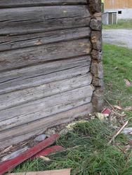 Våningshuset etter at bordkledning fra 1911 er fjernet.