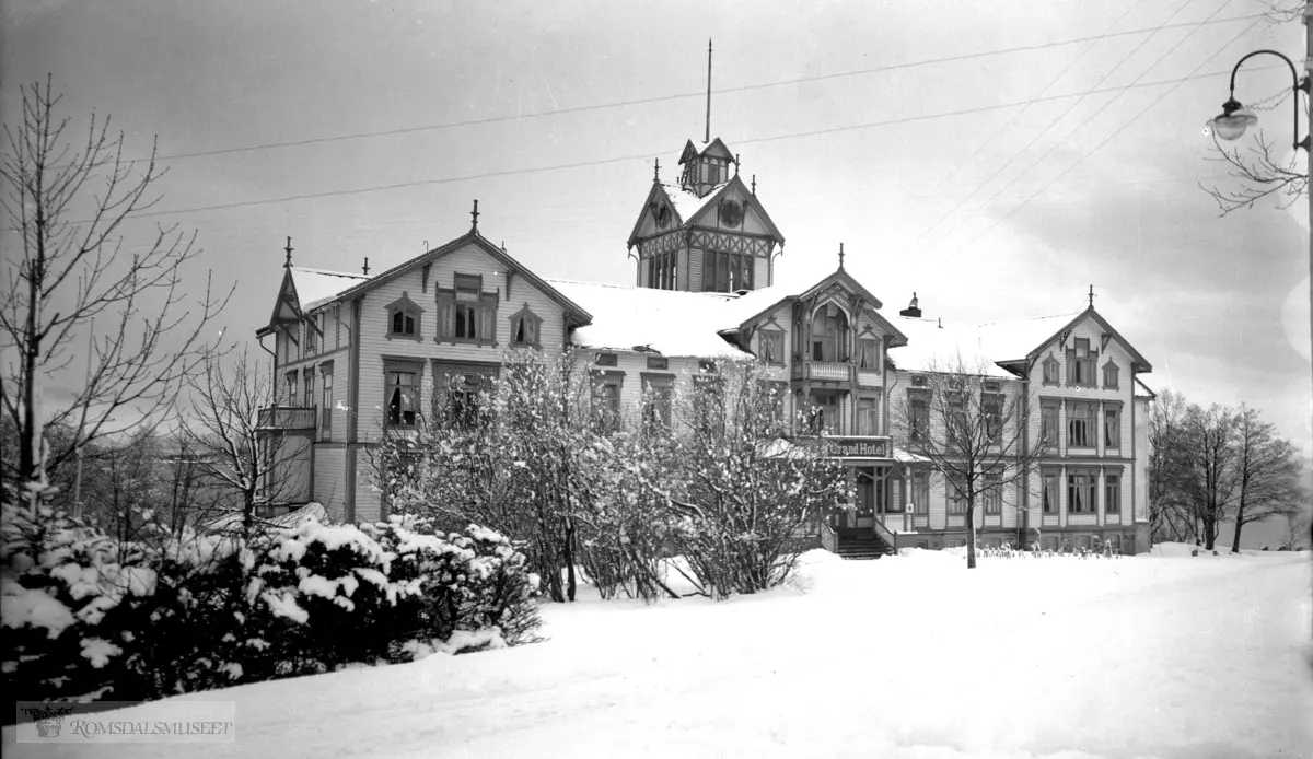 Grand Hotell .Hotellet stod på Grandvegen vest for Moldegård. .Det eksisterte i åra 1885-1919.