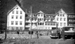 Alexandra Hotell i Loen..Fløyen til høyre på hotellet ble by