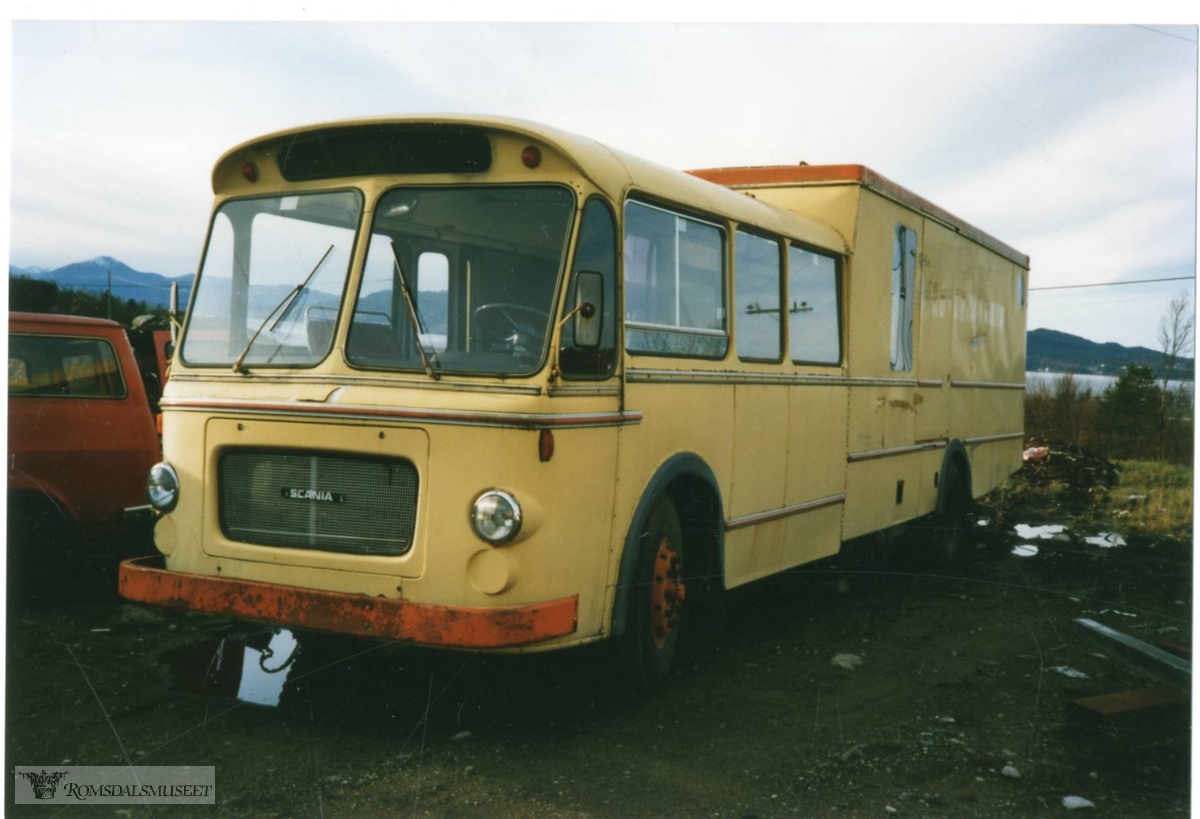 Dette var en Scania B80, 1969-modell, som ble levert til Eira-Eidsvåg Billag (EEB). Karosseriet er fra Bussbygg, Hovdenakken. Det er en kombinertbuss med 12 sitteplasser. Den gikk i alle år i rute Eidsvåg-Åndalsnes til den ble avløst av ny buss tidlig i 1982. Dette året ble EEB slått sammen med Kristiansund-Oppdal Auto (KOA). Alt i 1983 ble denne bussen solgt, men ble tidlig avregistrert. Bussen var opprinnelig registrert T-8890, men ble på slutten registrert UX 29874. På bildet har den fargene fra EEB..(fra Oddbjørn Skjørsæter sine samlinger i Romsdalsarkivet)