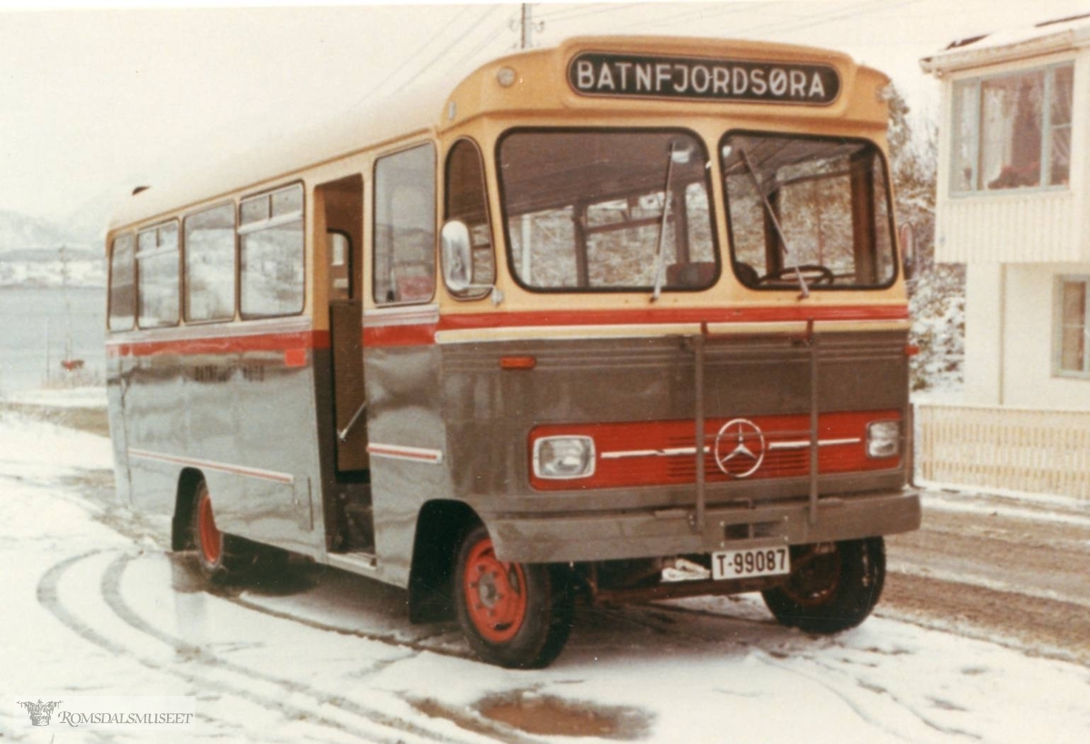 Batnfjord Auto..Batnfjordsøra...Denne bussen, T-99087 Mecedes-Benz LP608/42, 1968-modell, fikk påbygd karosseri ved Kristiansund Lettmetall. En identisk buss ble levert samtidig, og den fikk reg.nr. T-99086. Bussene hadde 28 sitteplasser. Batnfjord Auto v/ Peder P. Silseth var kjøper av bussene som skulle brukes i lokal- og skoleruter i Gjemnes kommune. Etter fusjon i 1973 ble bussene med i Aarø-Batnfjord-Kleive Auto A/S (seinere Molde Bilruter). Bussene var i drift i ca. 20 år. T-99086 ble tatt vare på som veteranbuss og er likedan som på bildet..(fra Oddbjørn Skjørsæter sine samlinger i Romsdalsarkivet)