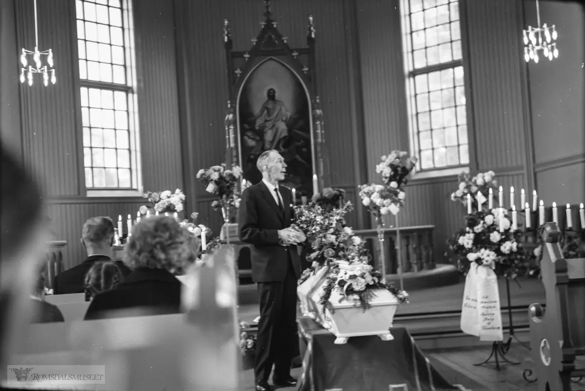 "Midttuns gravferd 08.06.1968" Begravelsen til skolestyrer Hermann Midttun f.15.09.1879 d.04.06.1968, Gravferd fra Røbekk Kirke.