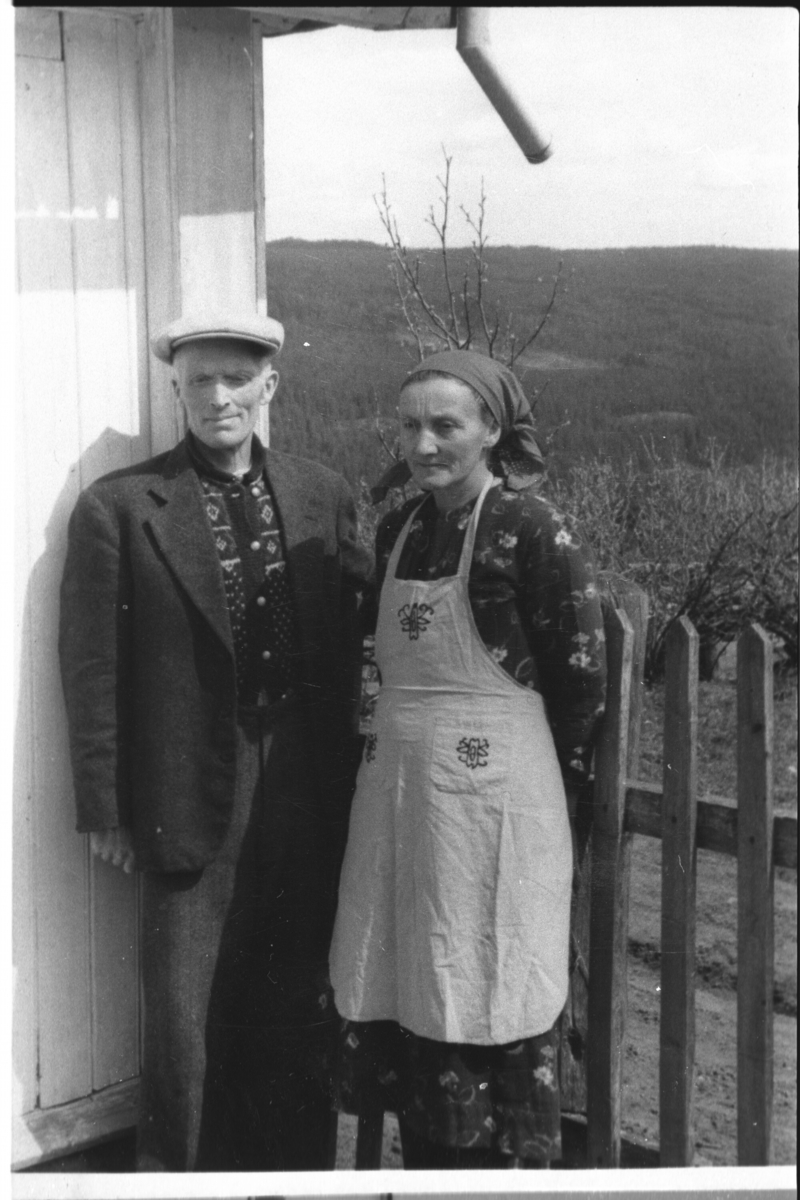 Portrett,
Margit Hulebaklien Slåttestølen og Ola Slåttestølen.