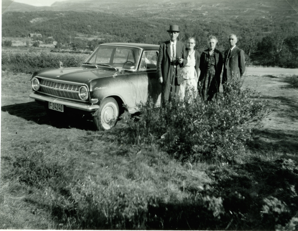 Gruppe,bil.Opel Rekord A-1963-65 mod.
Frå v.Ola Brennhovd,Sigrid Gutigard Brennhovd,Gunvor Grov Storlien og Engebret Storlien.