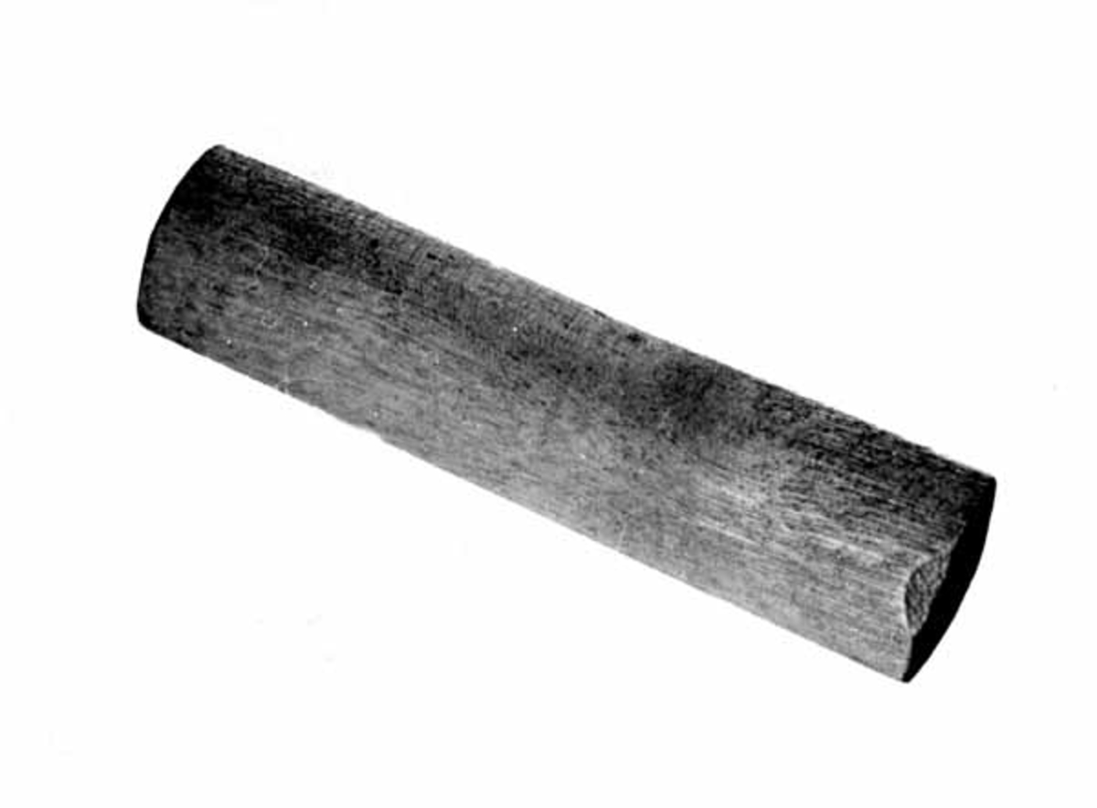 Kjevlet er av ubehandlet bjørk og velbrukt. 
Garn bundet med dette kjevlet får en maskevidde på 16 mm (40 omfar). 
 Ble brukt til "vemmegarn" (lågåsildgarn). Det er mye vemme i Rømsjøen. 
Kjevlet er laget av og brukt av giverens far, Andreas Myrvold (1892-1961)
