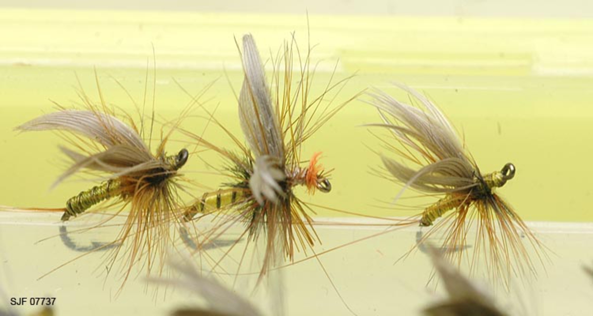 Tilstand: I forbindelse med omfototgrafering høsten 2002, oppdaget OT Ljøstad at enkelte av fluene i denne esken var totalt ødelagt av møllangrep.  Problemet må ses i sammenheng med at materialet har vært oppbevart i magasin C, der temperaturforholdene har passet møllen godt.  Fluene vil nå bli reingjort og flyttet til kjølerommet. 

Boksen inneholder ialt 76 fluer alle ant. tørrfluer. 2 stk har ekstra lange bein ant. navn: Daddy long legg. Tørrfluene virker på den måten at de flyter oppå vannet. Giveren har skrevet ei bok som heter "Isfiske" sammen med Knut Rom, boka ble utgitt i 1972. Giverens far var en ivrig sportsfisker og er gitt tittelen "Den fullendte sportsfisker". 