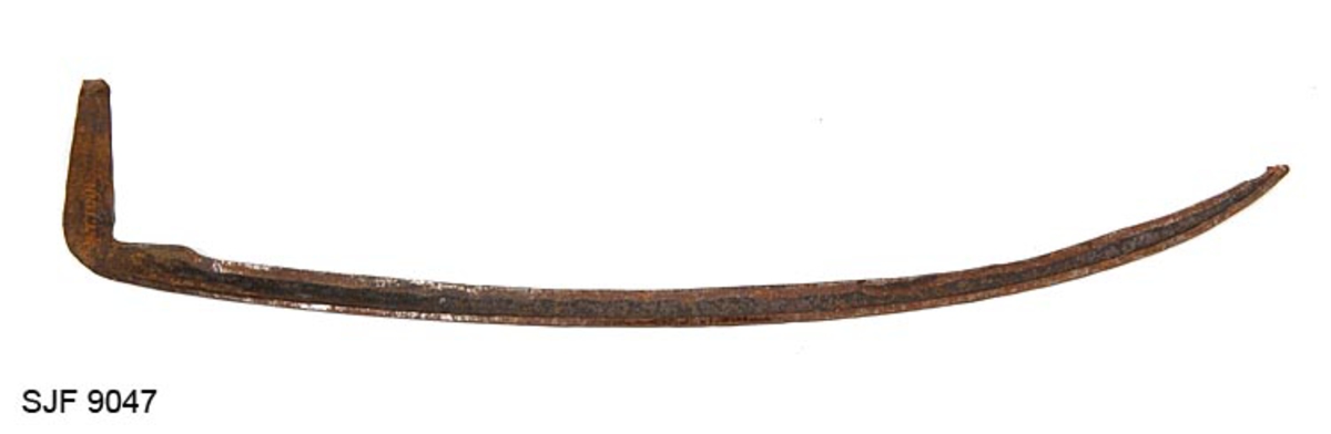 Ljåblad fra smia til smeden Svein Svimbil (1888-1987) i Tinn i Telemark; som ble overlatt til Norsk Skogbruksmuseum i 1991. Bladet er uvanlig kort og smalt, muligens smidd for et stuttorv. Det er 41,4 centimeter langt og opptil 1,7 centimeter bredt (innerst). Det er smidd i en slak bue som blir noe krappere mot den spisse ytterenden. Bladet er drøyt 1 millimeter tjukt, men langs den konvekse bladryggen er det smitt en 4 millimeter bred forsterkende kant som skulle forebygge at bladet knakk om slåttekaren var uheldig og slo borti ei tue, en stein eller et annet hardt objekt. Innerst på bladet er det smidd en drøyt 5,5 centimeter lang arm (målt langs innerkant), noenlunde vinkelrett på egglinja. Denne delen av ljåbladet smalner noe mot ytterenden, der det er en cirka 1,5 centimeter lang oppovervendt pigg. Den nevnte armen skulle ligge an mot en skrå fas nederst på undersida av orvet (ljåskaftet), der piggen skulle stikkes inn i et hull som stabiliserte bladets posisjon når det ble bundet fast, eller i nyere tid skrudd fast ved hjelp av ei stålhylse. Armen er stemplet «S.T. TINN». Dette er initialene til den nevnte smeden, som før han i 1918 kjøpte småbruket Svimbil, brukte etternavnet Tverberg.