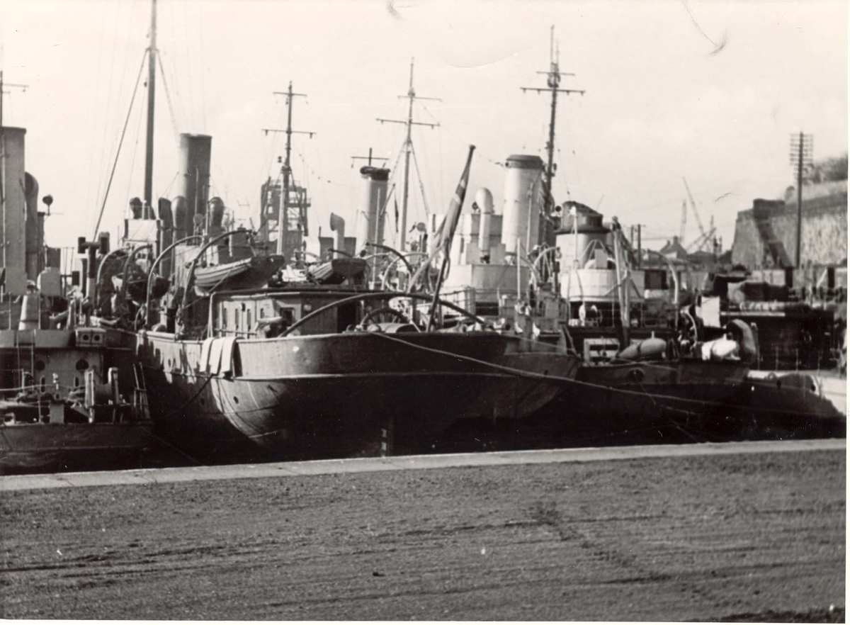 Motiv: Marinefartøy i opplag i Burntisland 1944.Bakfra.Fra venstre :Jageren Sleipner, Minesveiperen Thorodd, Minesveiperen Alcmaria, Kommandofartøyet Heimdal, Minesveiperen Bjerk