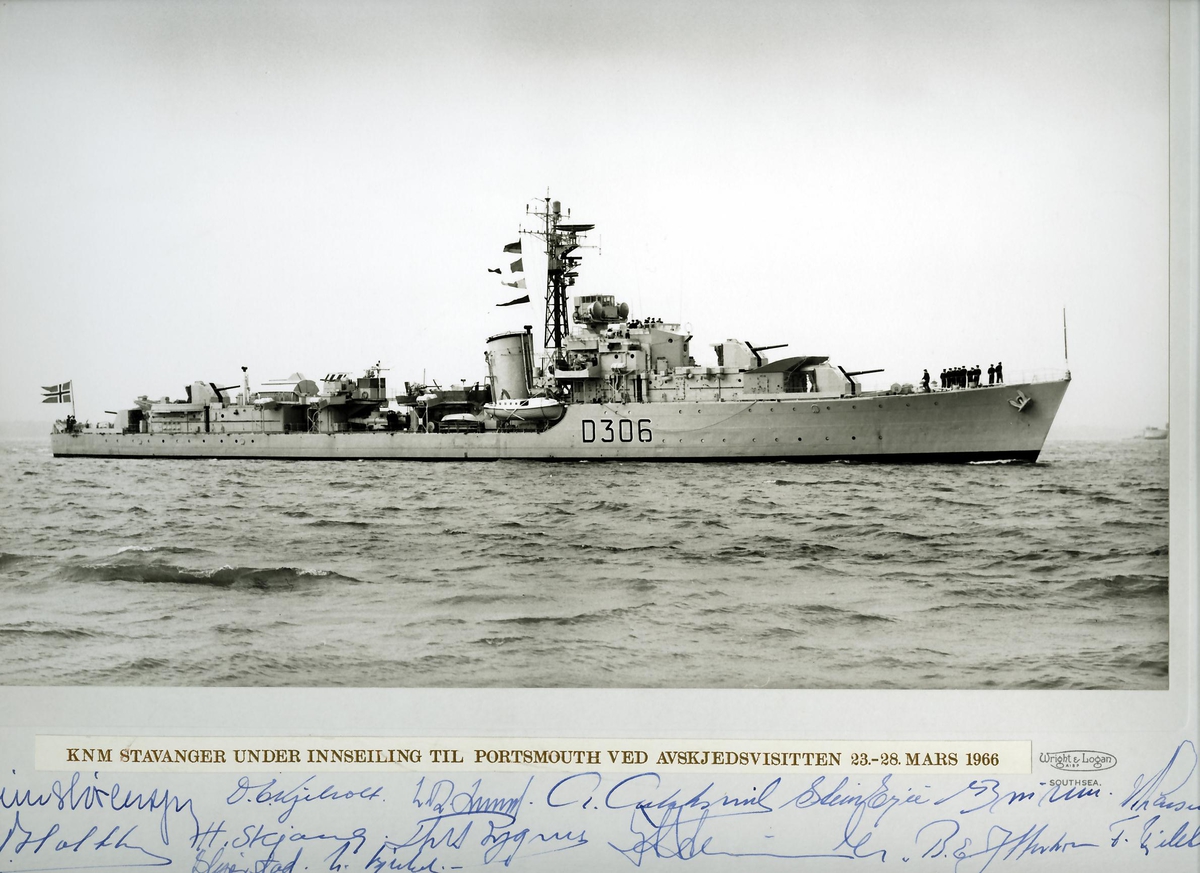 KNM "Stavanger" under innseiling til Portsmouth ved avskjedsvisitten 23-28 mars 1966.