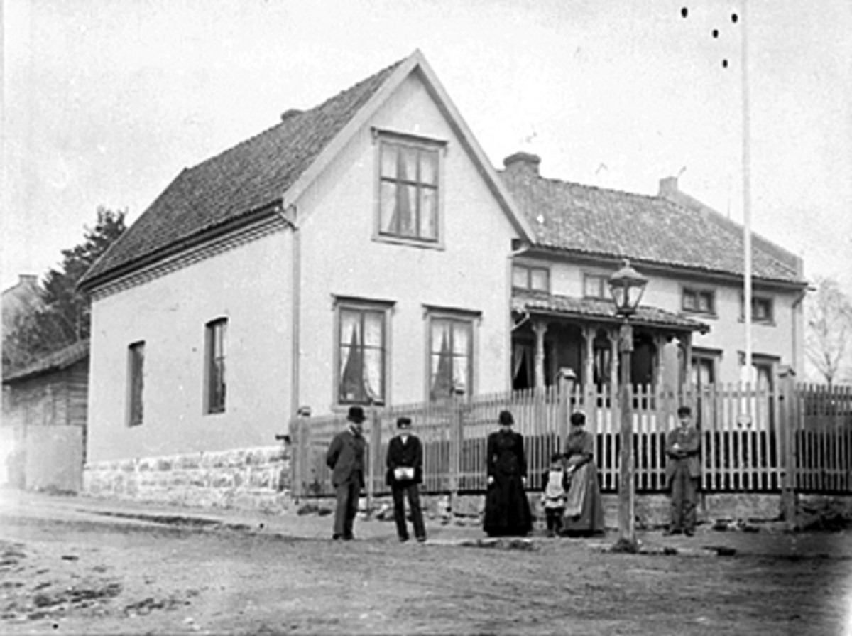 Hamar, Vestbyen, Høyensalgata 21, overlærer Jon Rud med familie og venner, fra venstre: Jon Rud, professor i hygiene C. Schiøtz, lærerinne V. Haugen, Ole Blegen Rud (senere almenningsbestyrer i Vang), fru Marie Rud, huset ble bygd i 1887,