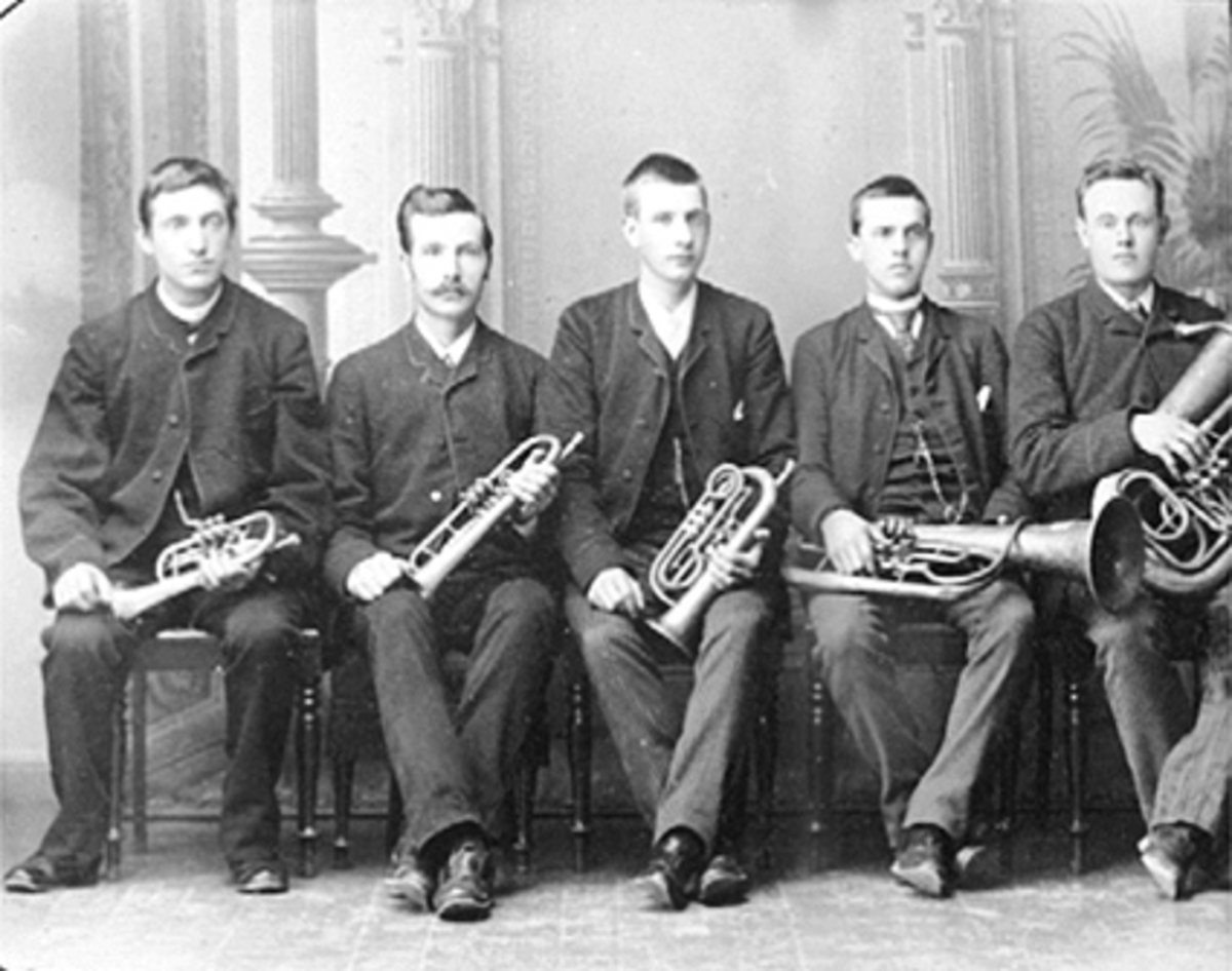 Hamar, gruppe 5 menn musikere, Hagbart Hollo, H. Hansen, O. Olsen, E. Kristiansen, O. Stensrud, (Hagbart Hollo var sønn av Lars Hollo), blåseinstrumeneter, musikk

