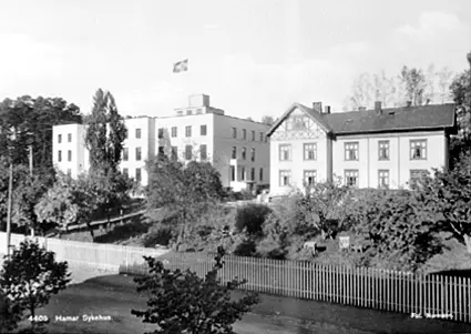 EKSTERIØR, HAMAR SYKEHUS, GAMLE HOVEDBYGNING OG NYE HOVEDBYGNING - Anno ...